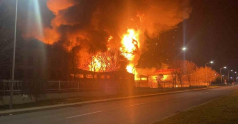Fabrika alev alev yandı: Alevler gökyüzünü aydınlattı