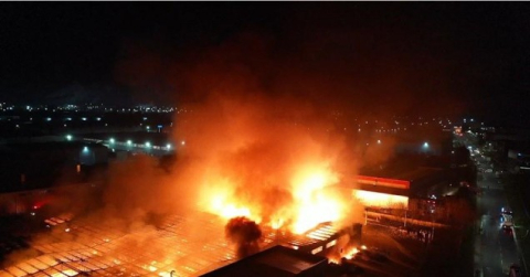 Parfüm deposunda çıkan dev yangın havadan görüntülendi