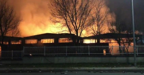 Parfüm fabrikasındaki yangın 3 saattir sürüyor: Gökyüzü turuncuya büründü