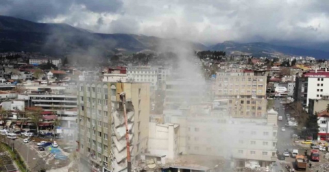 Toza aldırış etmeden cep telefonlarıyla enkaz çalışmasını görüntülediler