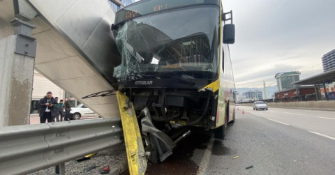 Bursa'da belediye otobüsü bariyerlere ok gibi saplandı: Yaralılar var