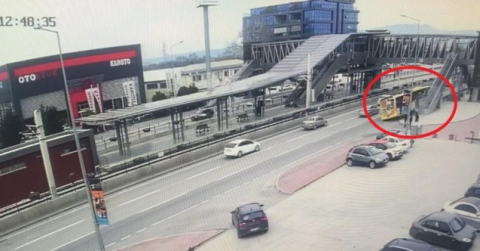 Bursa'da otobüsün bariyerlere ok gibi saplandığı kaza kamerada