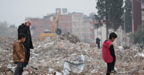 Enkaz altında kalan hatıra ve eşyalarını arıyorlar