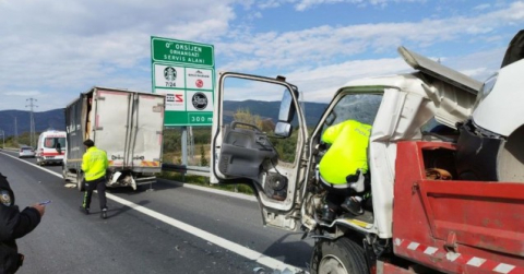 Bursa'da feci kaza! Çekici emniyet şeridinde kamyonete çarptı