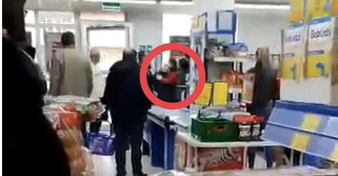 Bursa’da zincir markette müşteri ile kasiyerin kavgası!