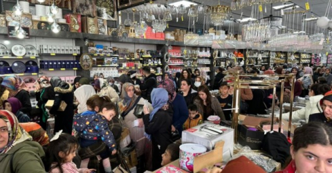 Mağaza açılışında izdiham! İndirimi duyan koştu