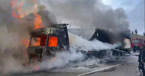 Seyir halindeki tır alev alev yandı