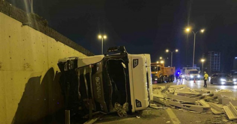 Maltepe’de kontrolden çıkan tır yol ayrımından D-100 kara yoluna düştü: 1 yaralı