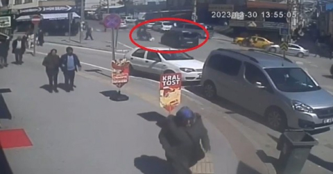 Bursa'da motosiklet ile panelvanın çarpışma anı kamerada