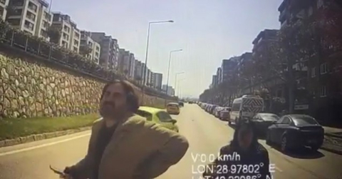 Bursa'da otobüse binmek için yola atladı