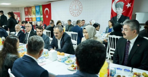 Bakan Özer, depremzede öğretmenlerle iftarda buluştu