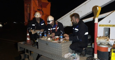 Evlerinden uzak kamyonet kasasında sahur yaptılar