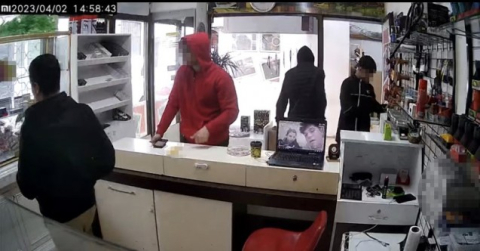 İstanbul’da hırsızın güldüren kaçışı kameraya yansıdı: Kasiyer genç arkasından bakakaldı