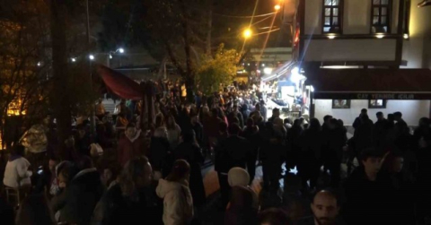 Bursa'da tarihi meydanda simit ve tahinli pide izdihamı