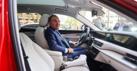 Bakan Bozdağ, Togg ile ilk sürüşünü gerçekleştirdi