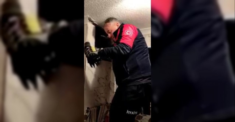 Yalova’da havalandırmada sıkışan kargayı itfaiye kurtardı