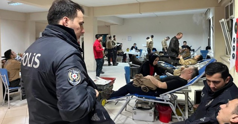 Bursa’da yüzlerce polis ve bekçi Kızılay’a kan dostu oldu