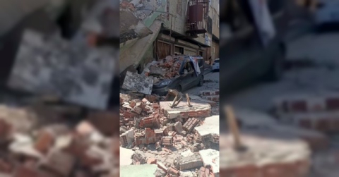 Güngören’de metruk bina araçların üzerine çöktü