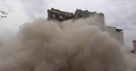 Bina saniyeler içinde yerle bir oldu: Vatandaşlar toz bulutuna rağmen ayrılmadılar