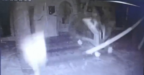 Kahramanmaraş depreminde 600 yıllık tarihi caminin yıkıldığı anlar kamerada