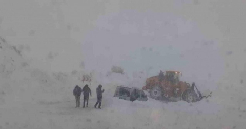 Van-Bahçesaray yolunda mahsur kalan 4 kişi ekipler tarafından kurtarıldı