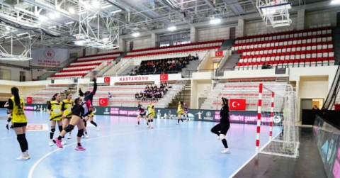 Depremden etkilenen Elazığ ve Adana, hentbol finalinde karşı karşıya geldi