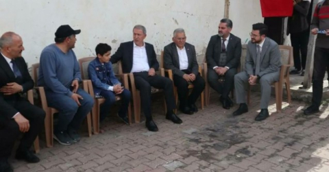 Bakan Akar’dan şehit çocuğuna duygulandıran ziyaret