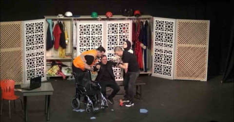 Bu tiyatroda yalnızca sağlık çalışanları rol alıyor