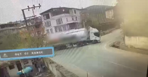 Bursa'da tırın devrilme anı kameralarda