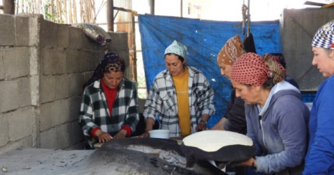 Depremzedeler, diğer depremzedeler için ekmek pişiriyor