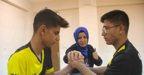 Dünya şampiyonu Emel öğretmen artık öğrencileri için ter döküyor