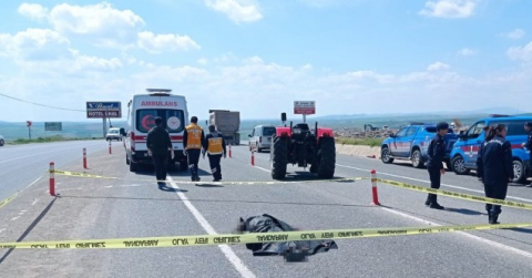 Kamyon ile traktörün arasında sıkışan genç hayatını kaybetti