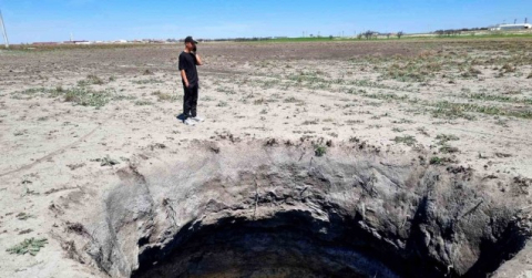 Mantar arayan gençler obruk buldu