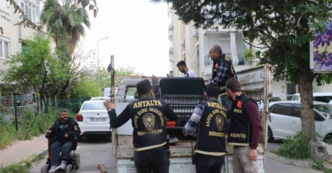 Polis, bedensel engellilerin çalınan ekmek teknelerini bulup ayaklarına kadar getirdi