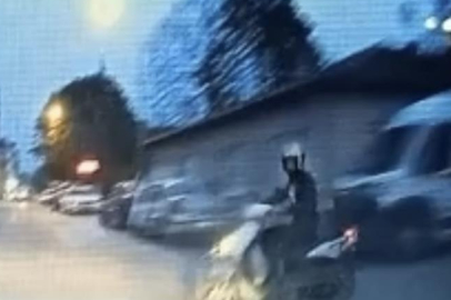 Otomobil motosikletli sürücüye böyle çarptı