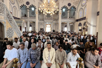 Tokyo Camii’nde bayram namazı 2 kez kılındı