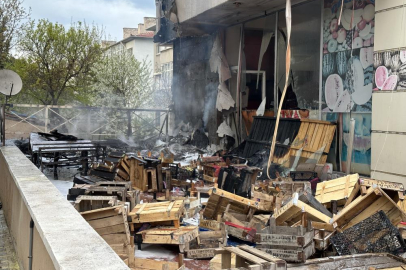 Alevler 7 katlı binayı sardı: Bayram ziyareti olası faciayı önledi