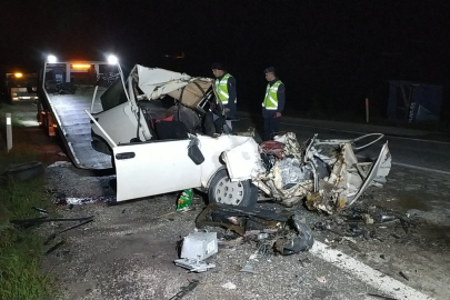 Feci kaza! Otomobil kamyona arkadan çarptı: 2 ölü