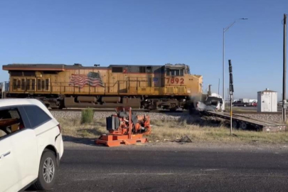 Yük treni raylardaki aracı biçti