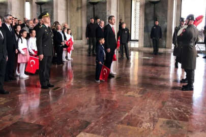 Bakan Özer, çocuklarla birlikte Anıtkabir'de