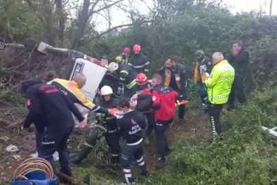 Servis minibüsü şarampole yuvarlandı: Çok sayıda yaralı var