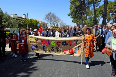 Alaçatı Ot Festivalinde renkli kortej