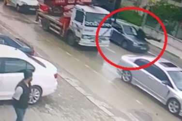 Bursa'da ters şeritten gelip yayaya böyle çarptı!