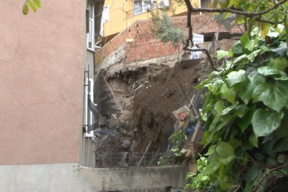 Eyüpsultan’da bir binanın istinat duvarı çöktü: