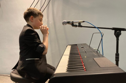 Plastik fabrikrasından çalışanlarının çocuklarına müzik okulu