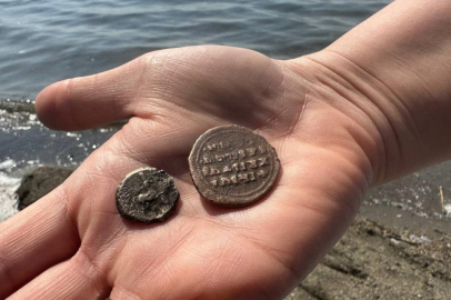 Bursa'da göl kenarında yürürken 2 bin yıllık sikke buldular