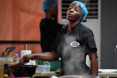 100 saat boyunca yemek yapan Nijeryalı şef rekor kırdı