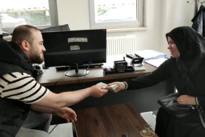 Bursa'da örnek davranış: Bulduğu dolarları sahibine teslim etti