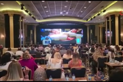 Böbrek nakli ameliyatını doktorlar canlı izledi