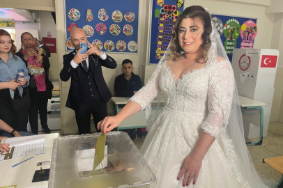 Bursa’da renkli görüntüler...Gelinliğiyle oy kullanmaya gitti